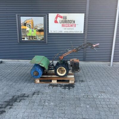 Goldoni J451 Tohjulet Traktor Med Kost