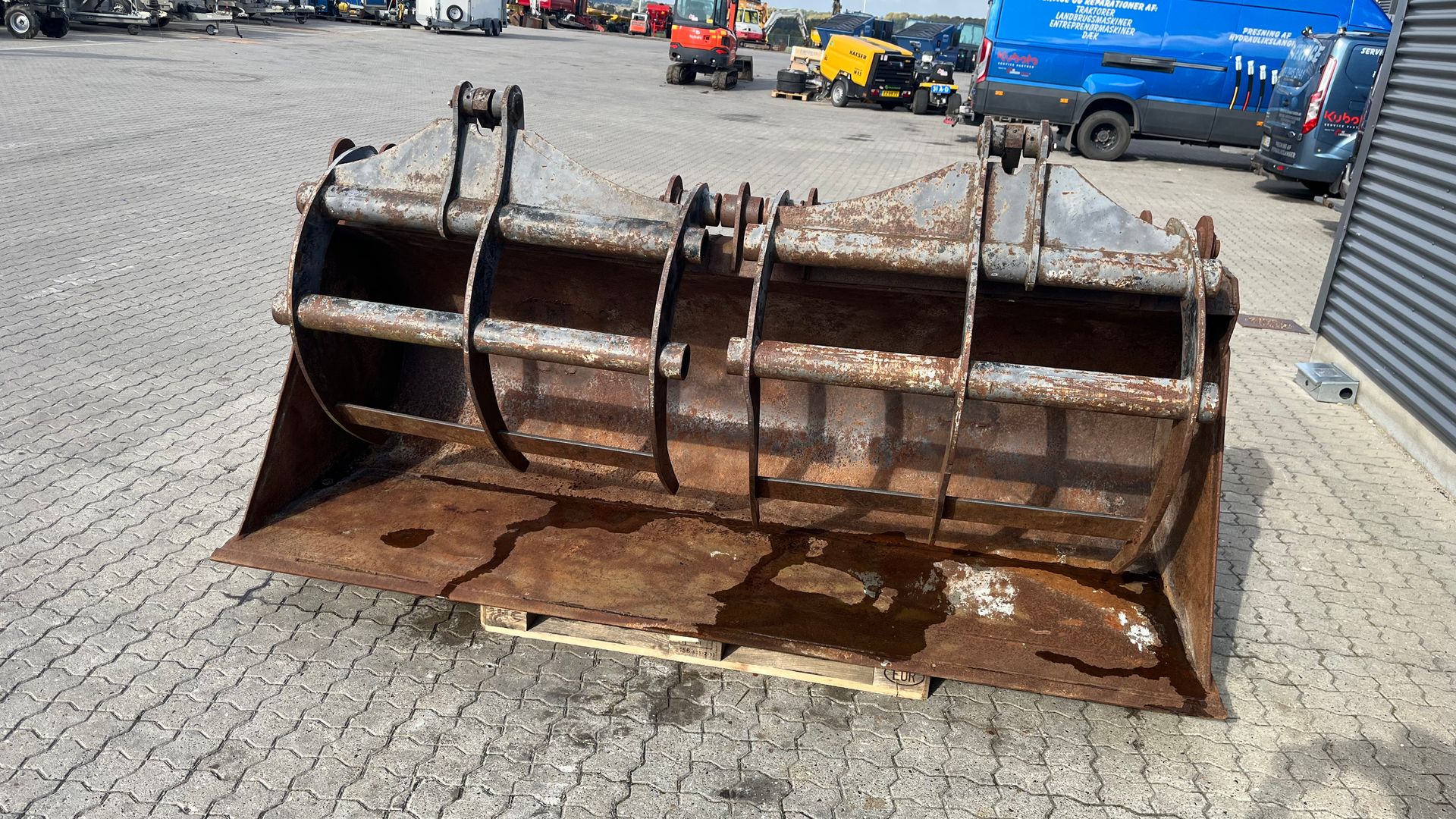 - - - Overfalds skovl til stor læsser