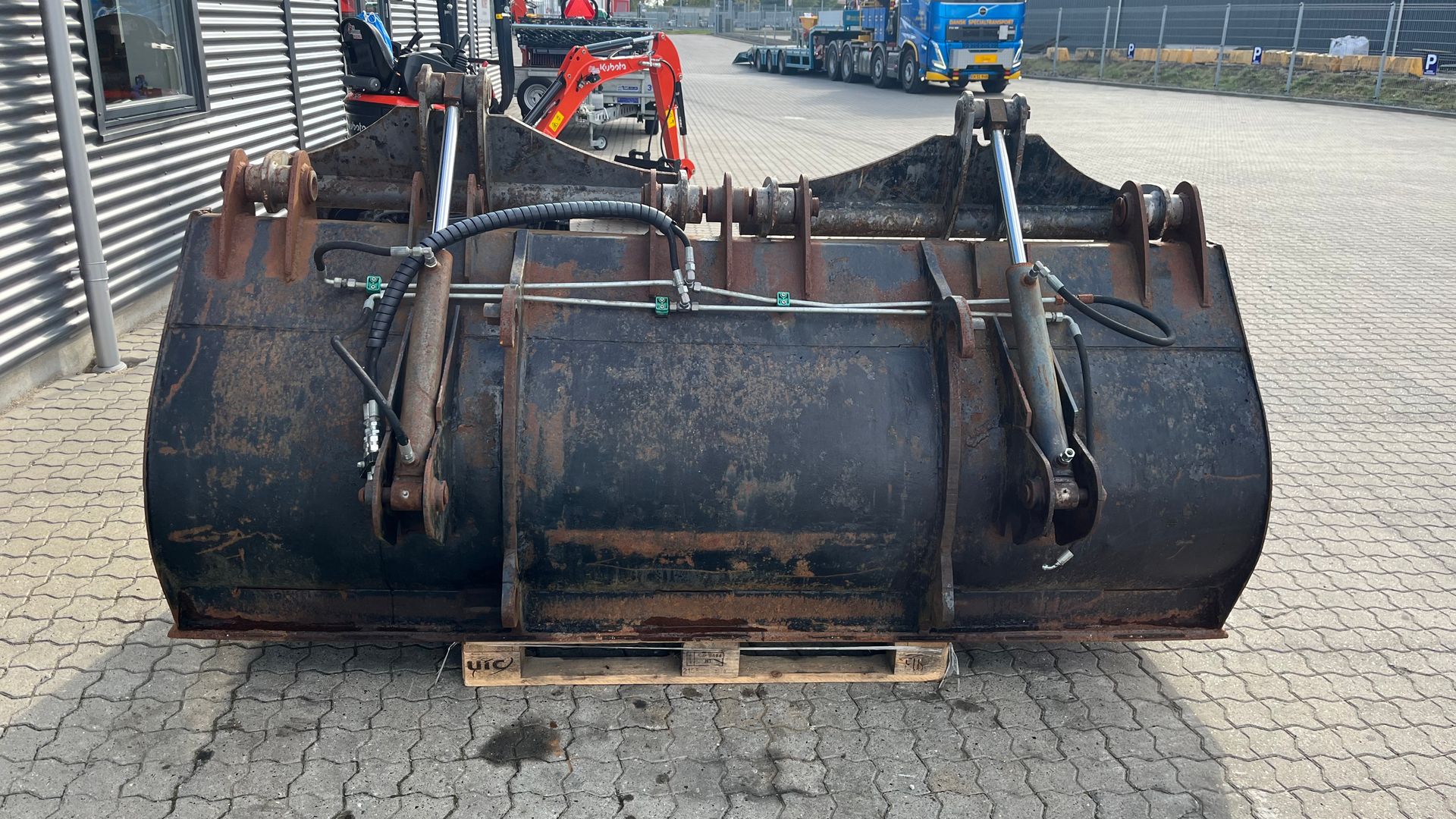 - - - Overfalds skovl til stor læsser