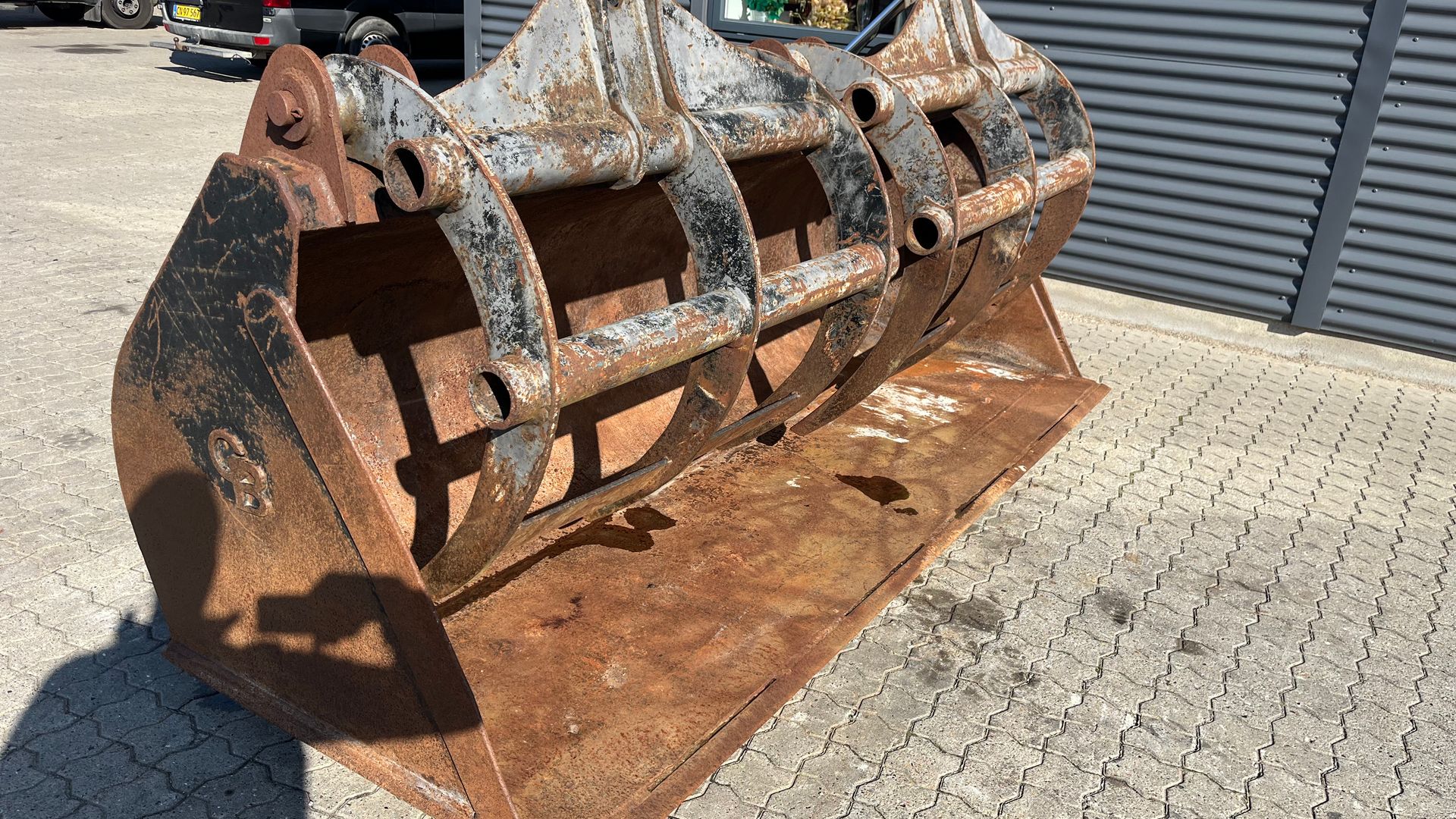 - - - Overfalds skovl til stor læsser