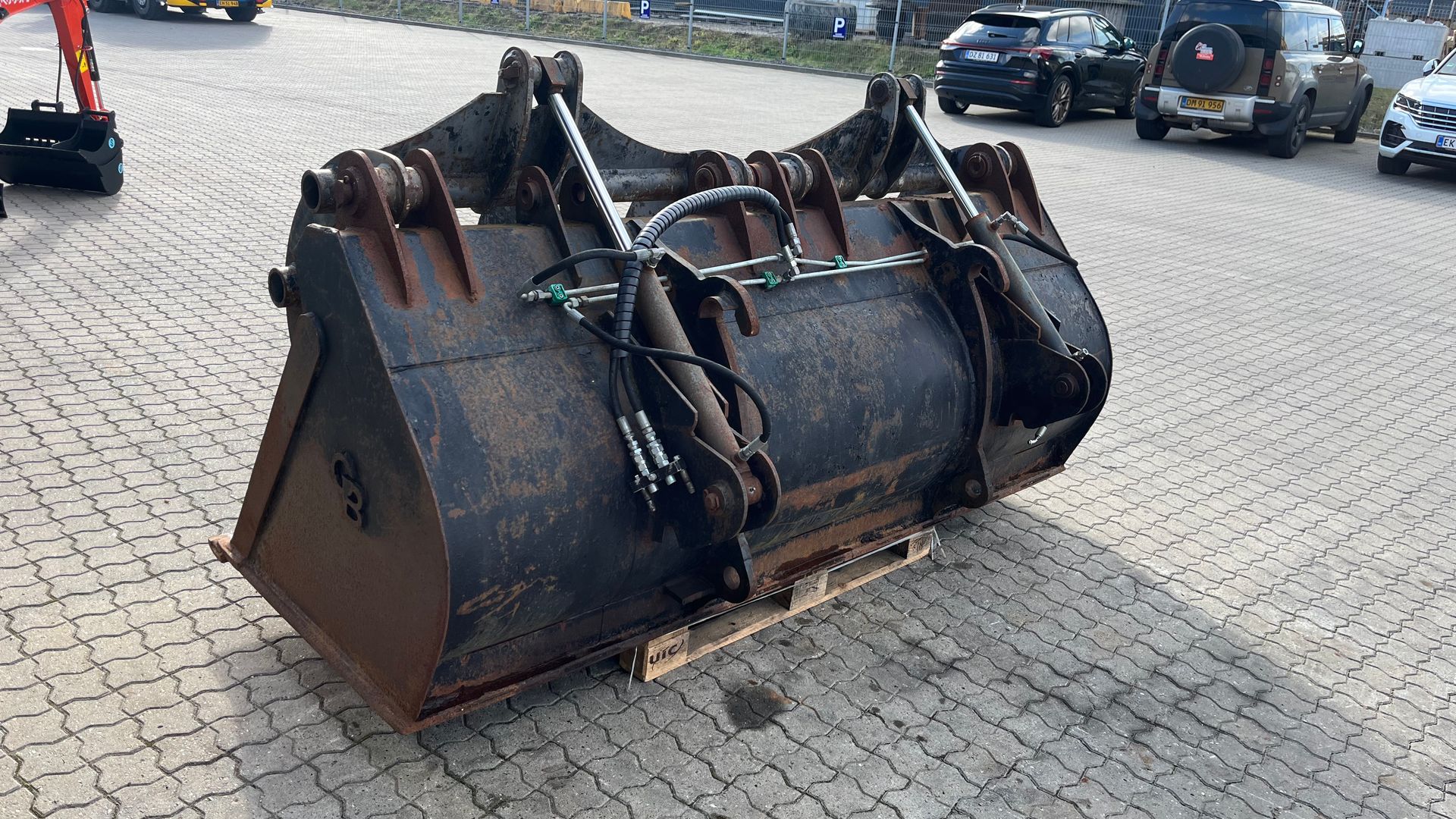 - - - Overfalds skovl til stor læsser