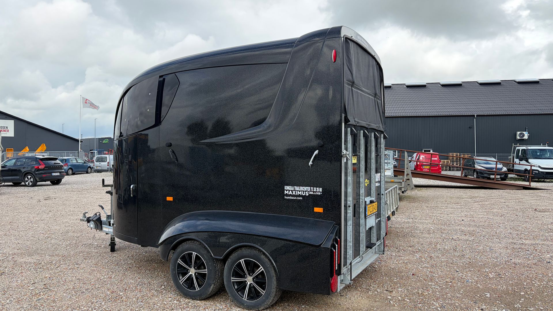 Humbauer Maximus 2 Deluxe 2700 Hestetrailer - Eksklusiv Humbaur Maximus 2 Deluxe 2700 (2022) - Sort luksustrailer