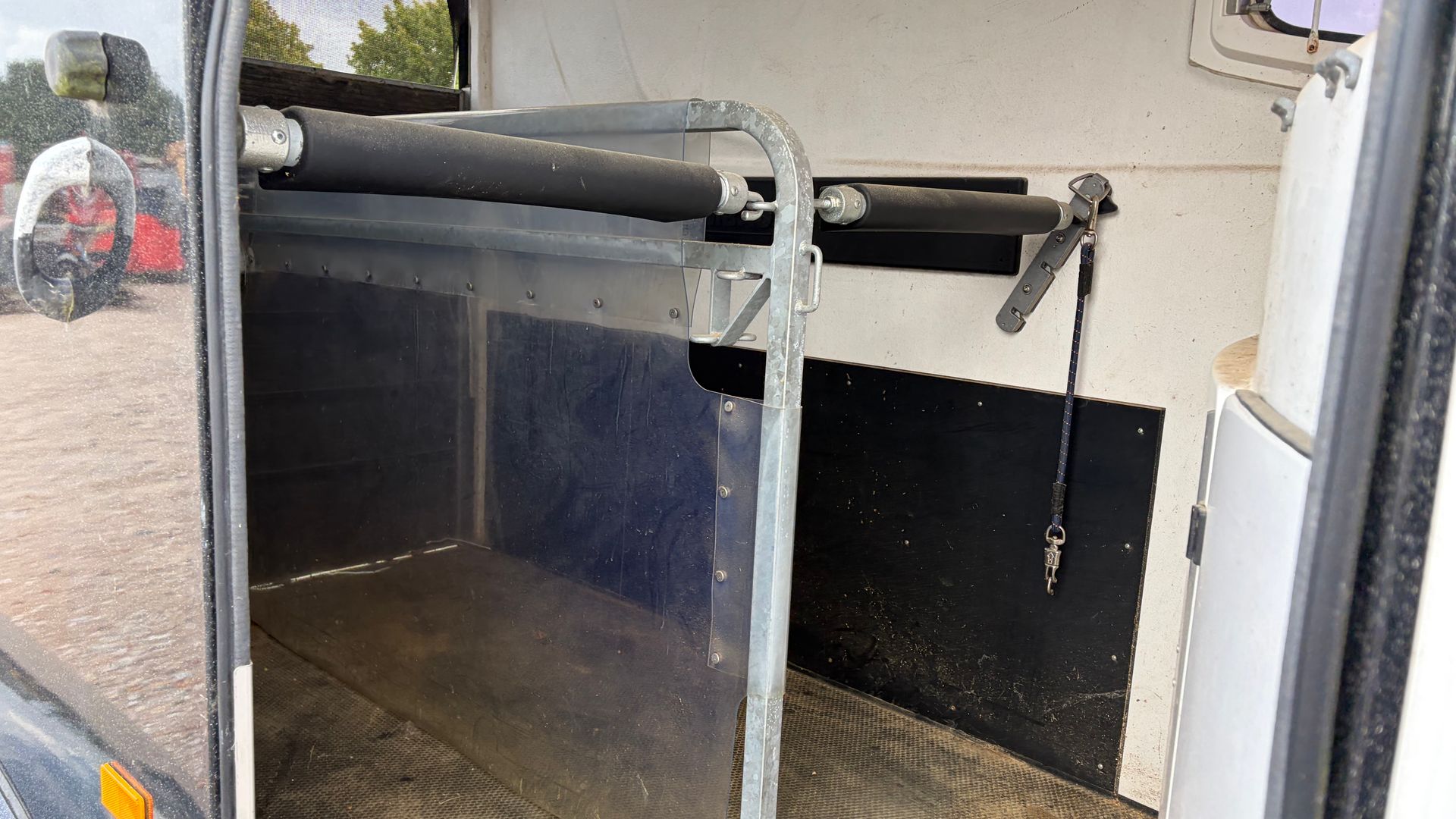 Humbauer Maximus 2 Deluxe 2700 Hestetrailer - Eksklusiv Humbaur Maximus 2 Deluxe 2700 (2022) - Sort luksustrailer