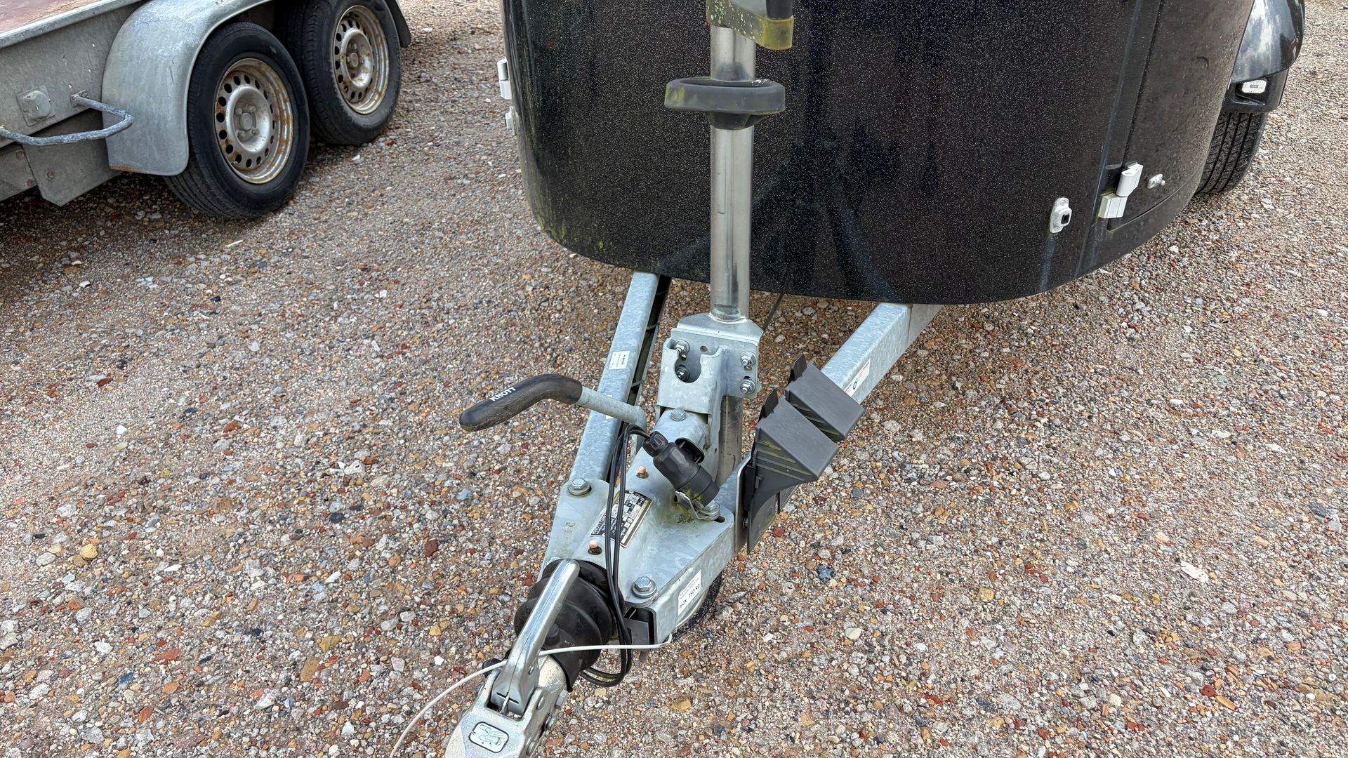 Humbauer Maximus 2 Deluxe 2700 Hestetrailer - Eksklusiv Humbaur Maximus 2 Deluxe 2700 (2022) - Sort luksustrailer