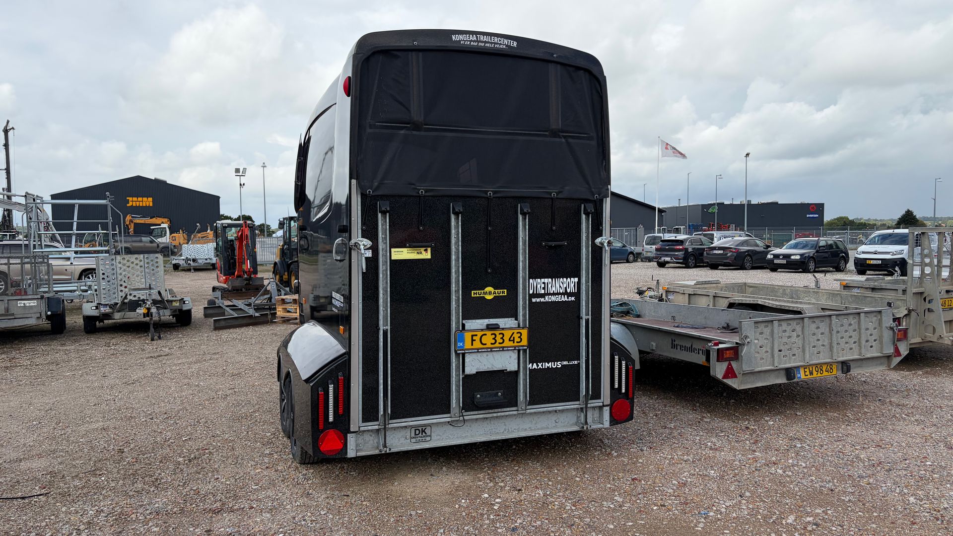 Humbauer Maximus 2 Deluxe 2700 Hestetrailer - Eksklusiv Humbaur Maximus 2 Deluxe 2700 (2022) - Sort luksustrailer