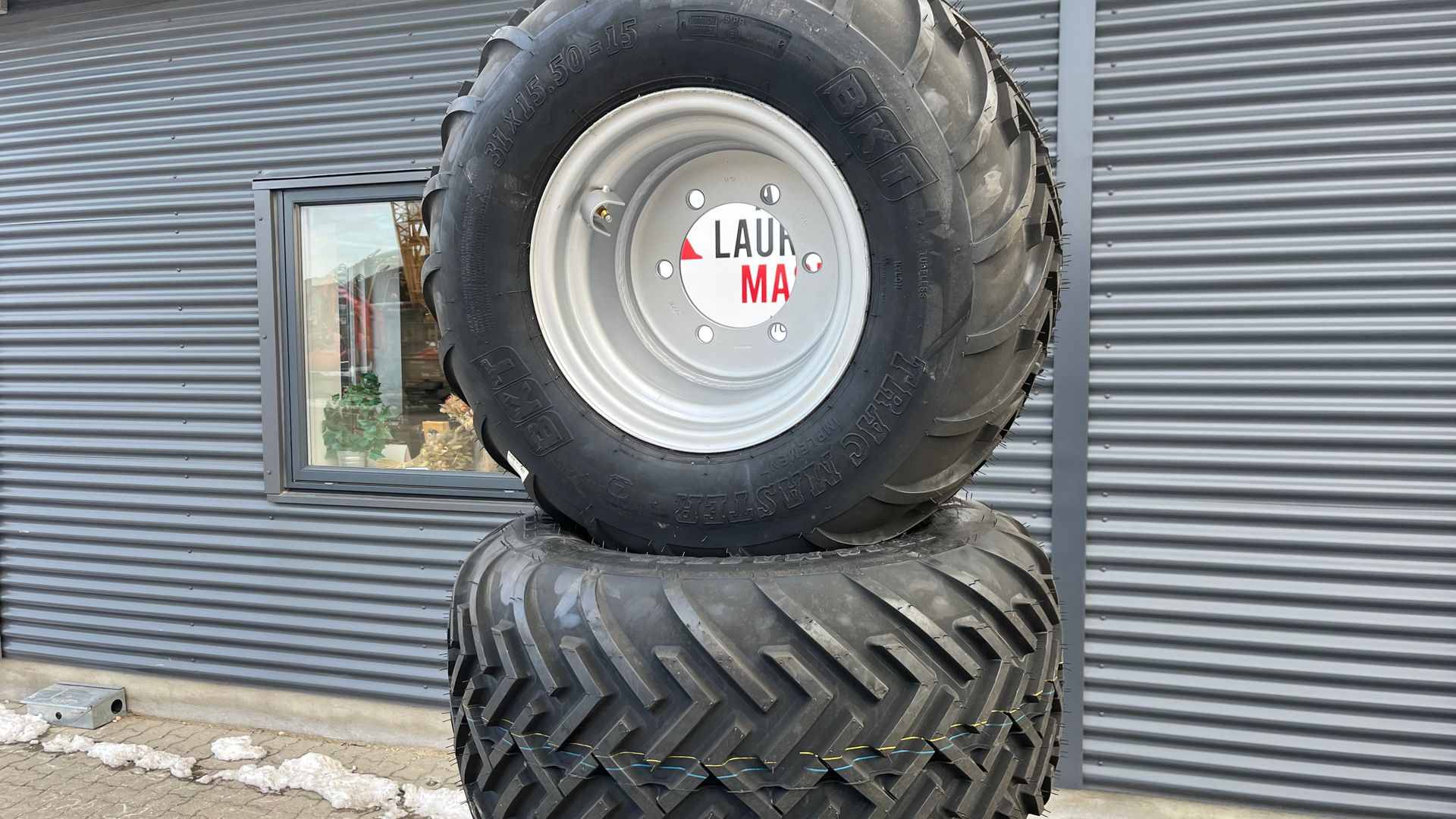 - - - BTK 31x15,5-15