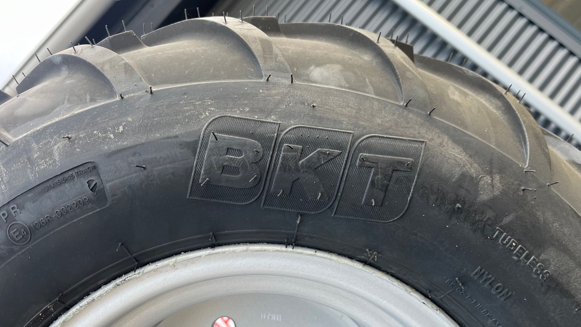 - - - BTK 31x15,5-15