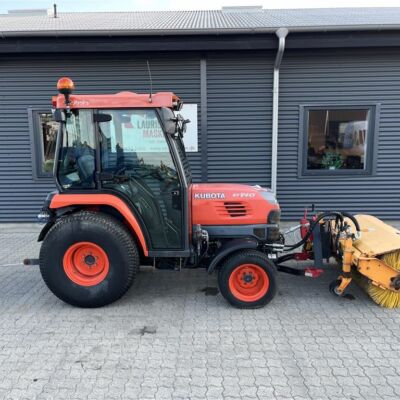 Kubota Stv 40 Med Frontlift Og Hydraulisk Kost