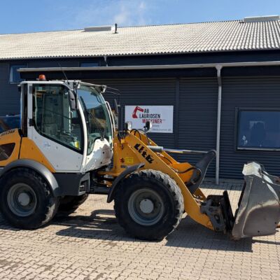 Liebherr L506 compact med skovl og pallegafler
