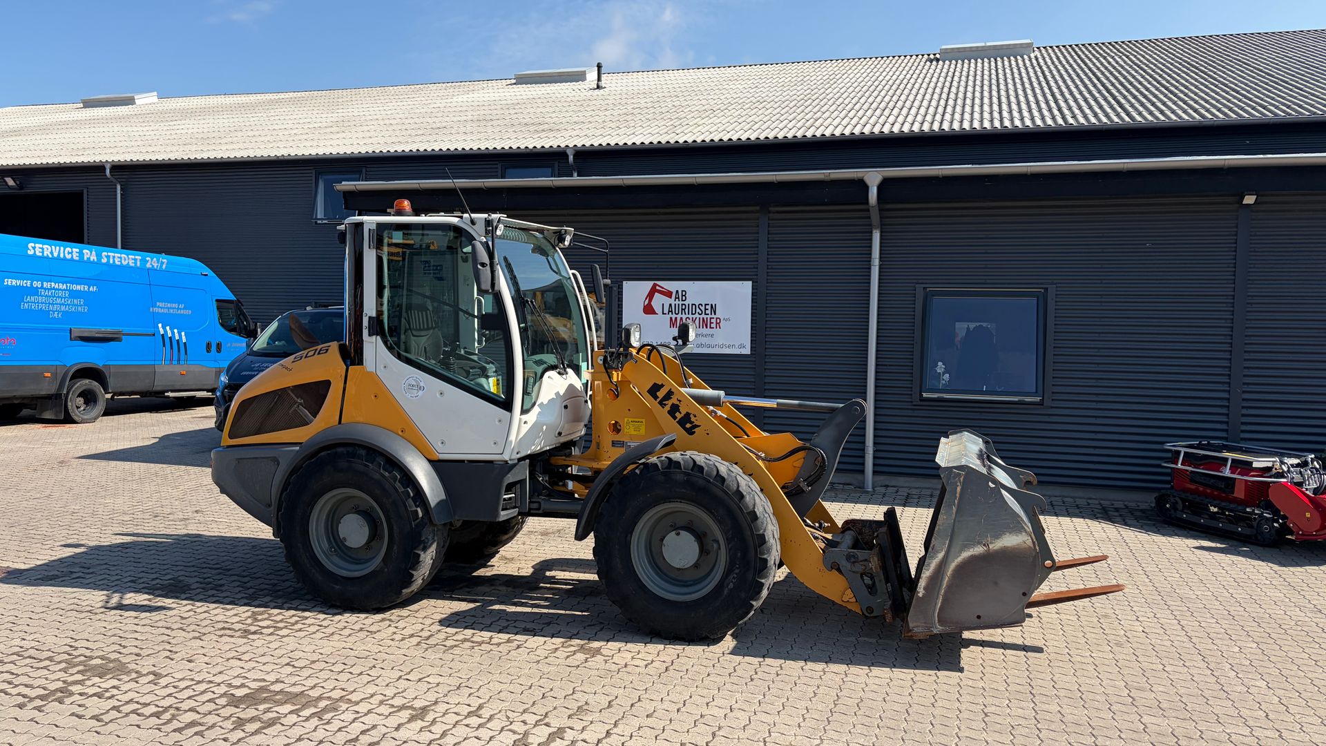 Liebherr L506 compact med skovl og pallegafler