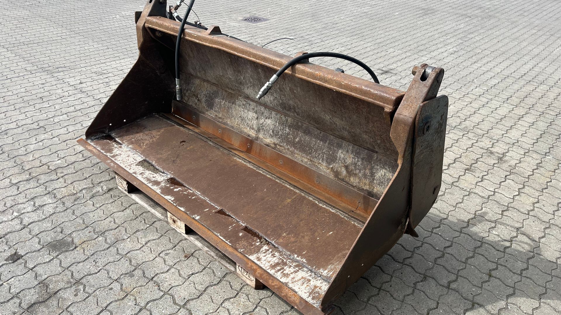 - - - 190 cm 4i1 skovl med volvo l30 fæste