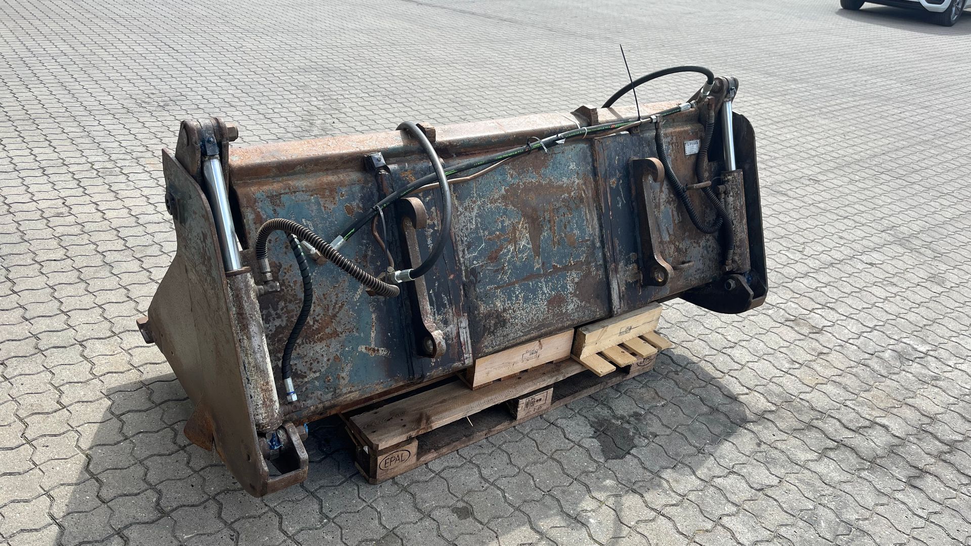 - - - 190 cm 4i1 skovl med volvo l30 fæste