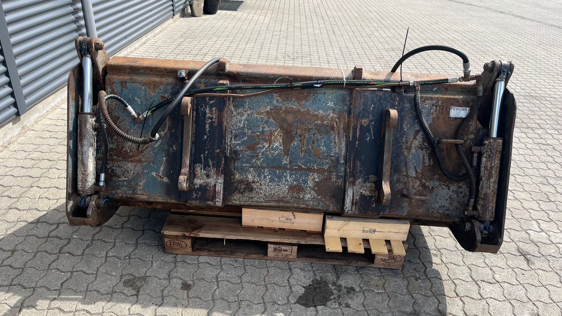 - - - 190 cm 4i1 skovl med volvo l30 fæste