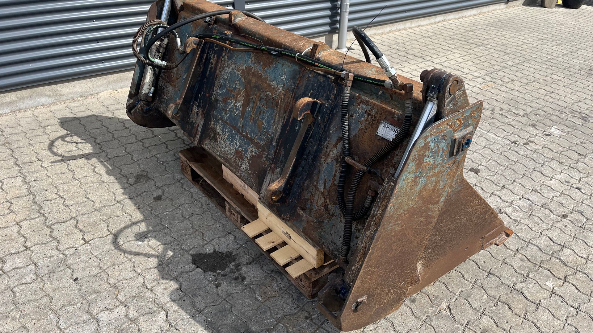 - - - 190 cm 4i1 skovl med volvo l30 fæste