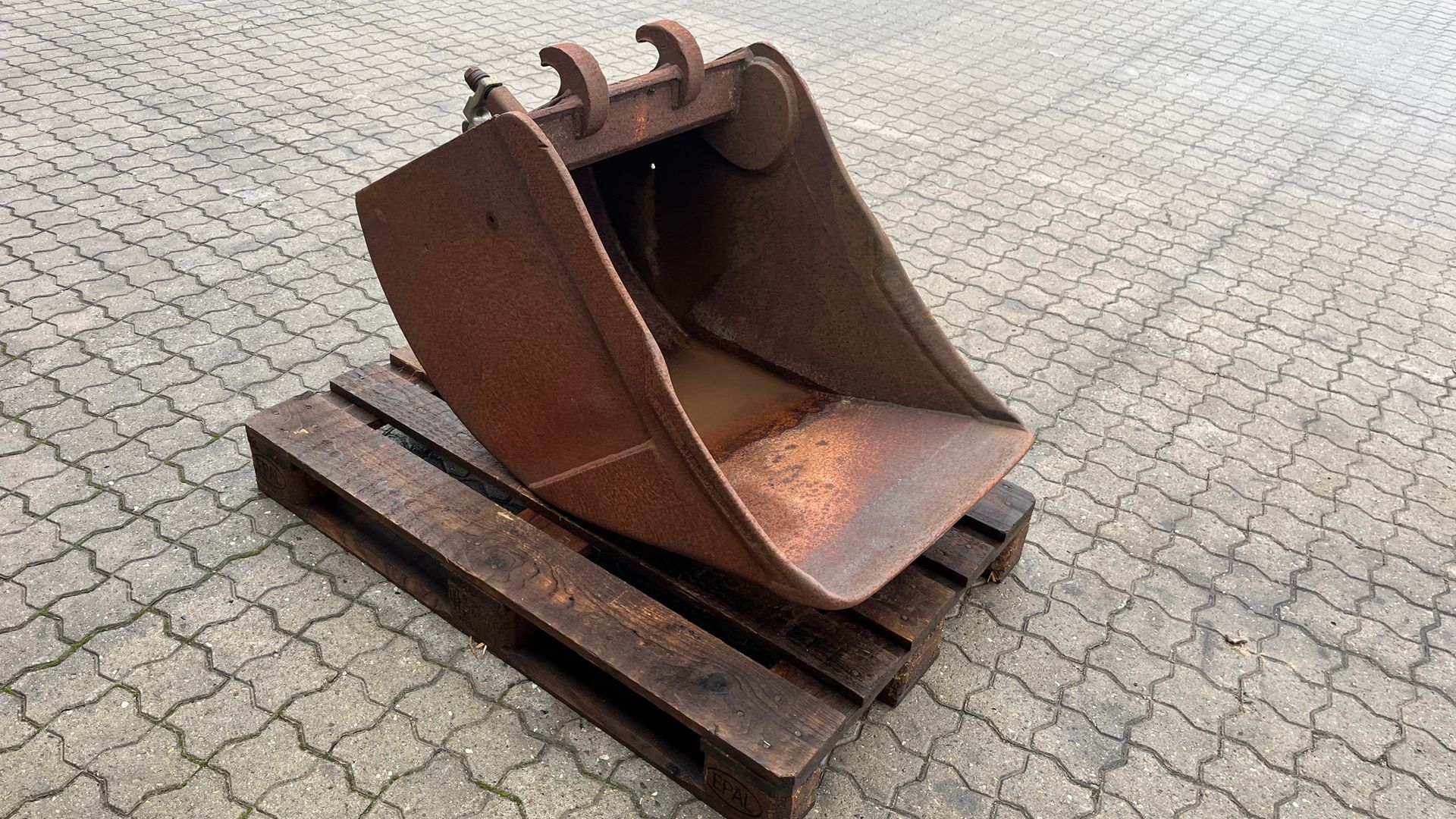 - - - 60cm graveskovl med beco fæste