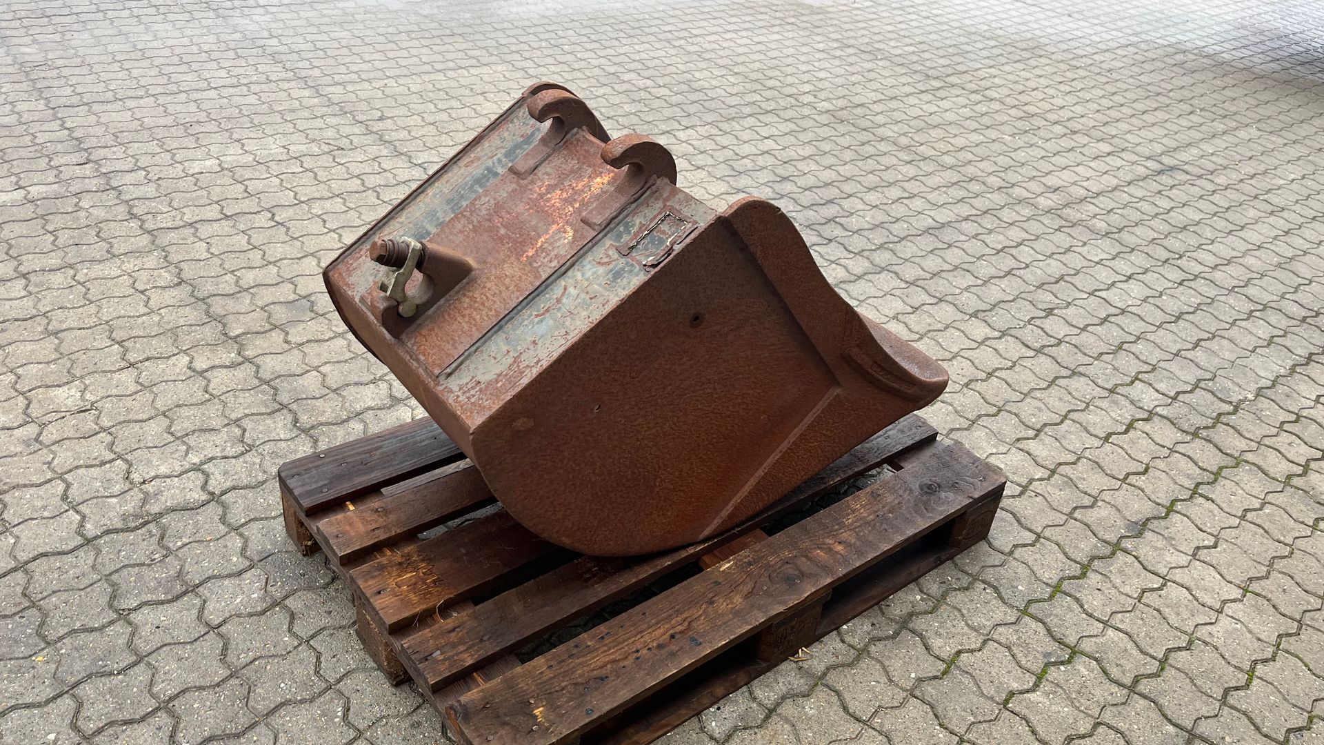 - - - 60cm graveskovl med beco fæste