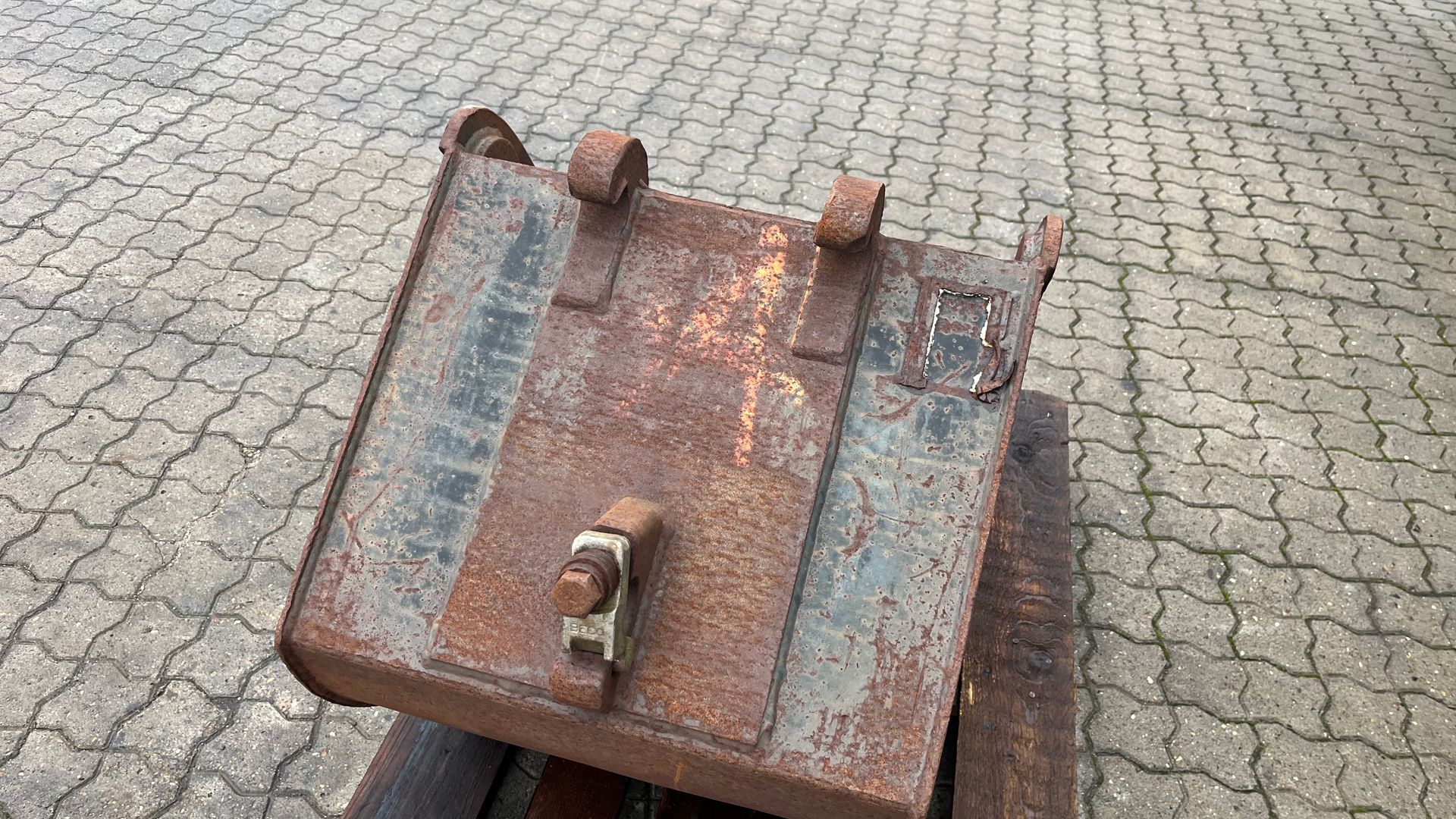 - - - 60cm graveskovl med beco fæste