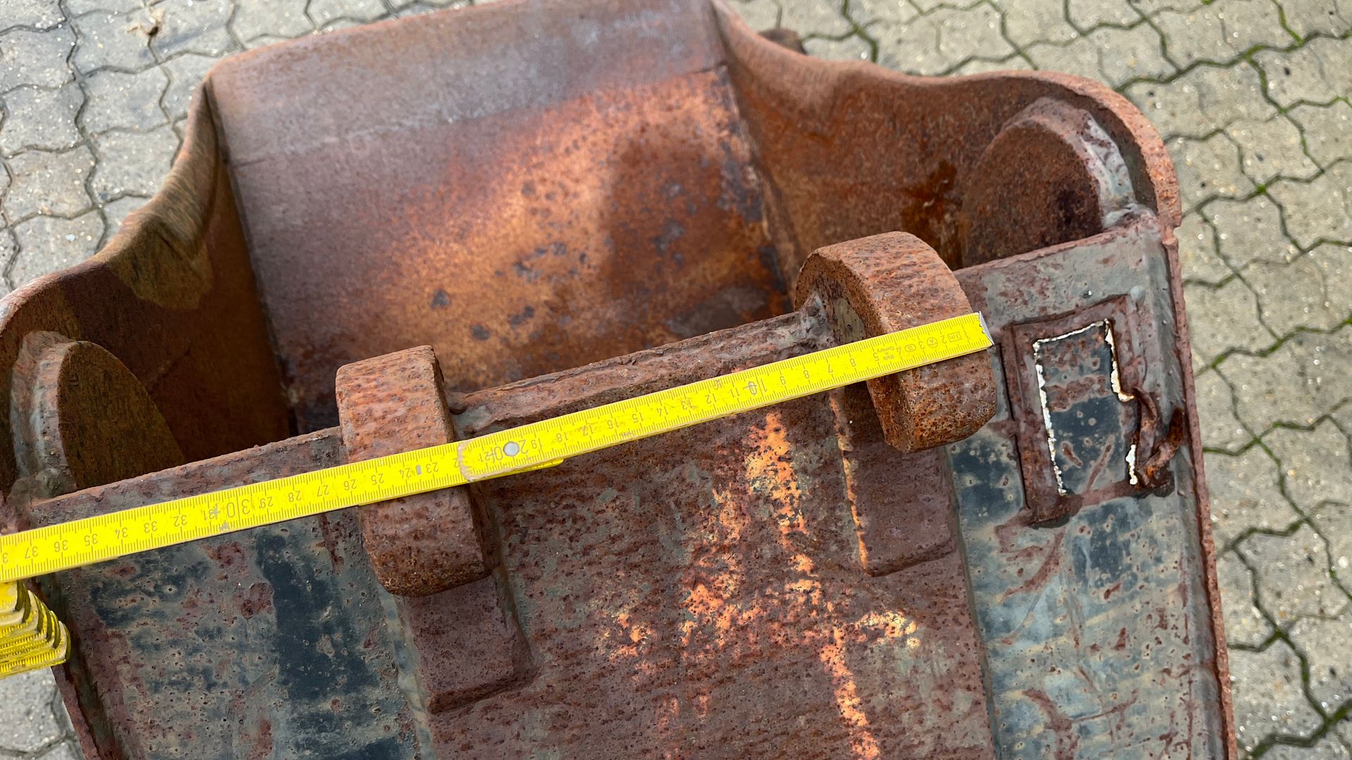 - - - 60cm graveskovl med beco fæste