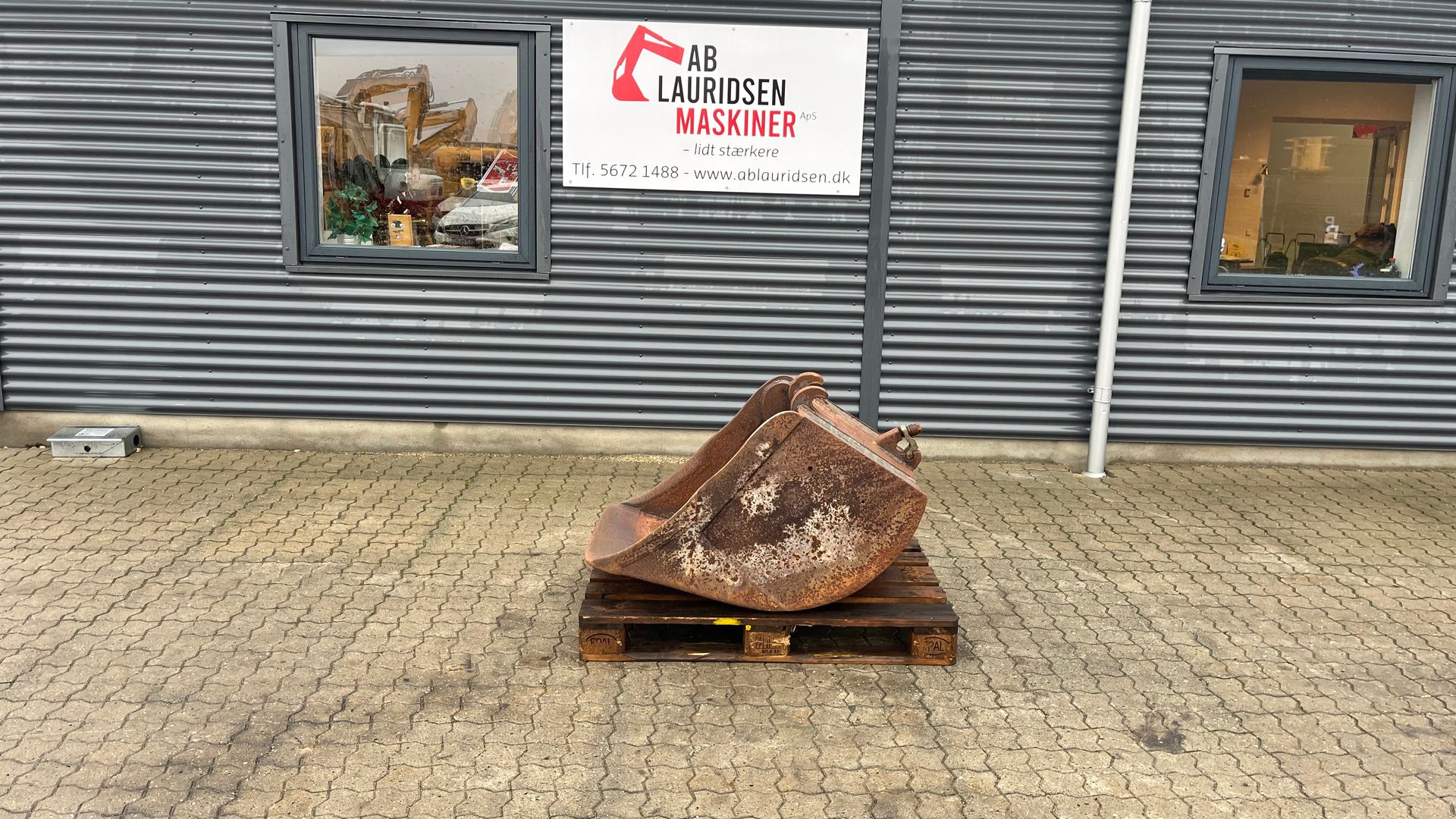 - - - 60cm graveskovl med beco fæste