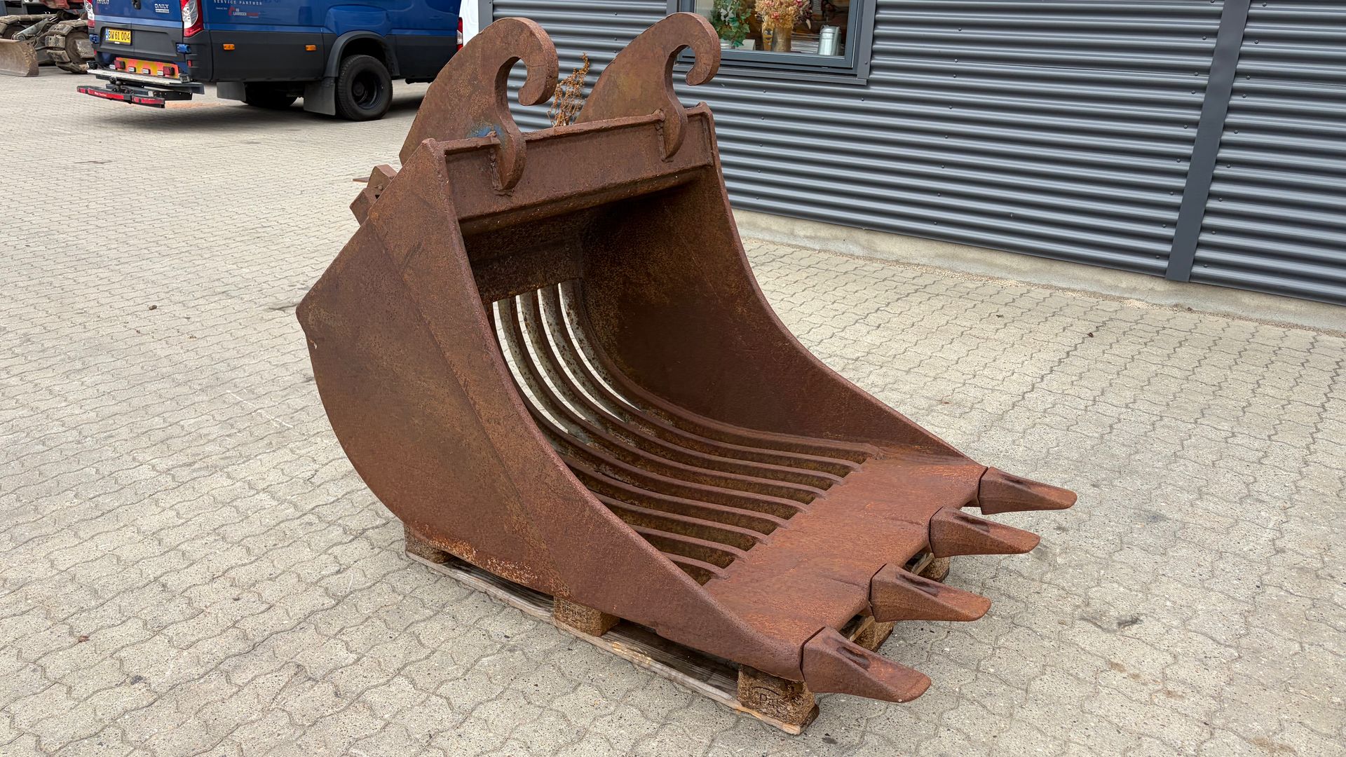 - - - Kraftig 100 cm risteskovl med CW40 ophæng - til maskiner fra 18-20 tons