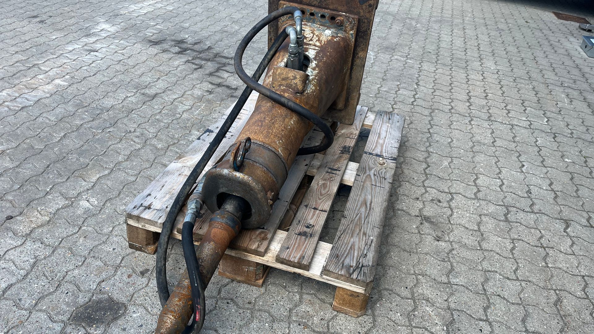 - - - Oliehammer med s60 fæste til 10-20 tons maskine