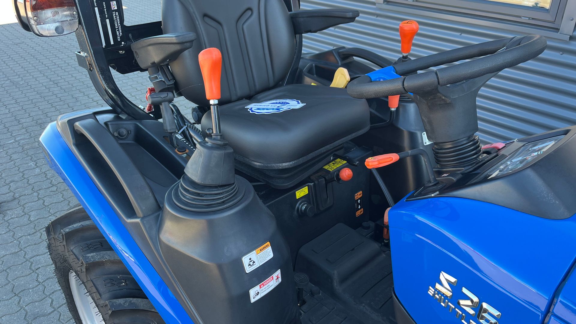 Solis S26 Shuttle XL Fabriksny 26hk 4WD traktor med vendegear