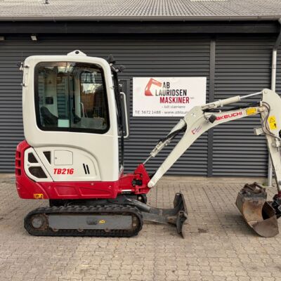 Takeuchi TB216 m/2 graveskovle og kipplaner skovl