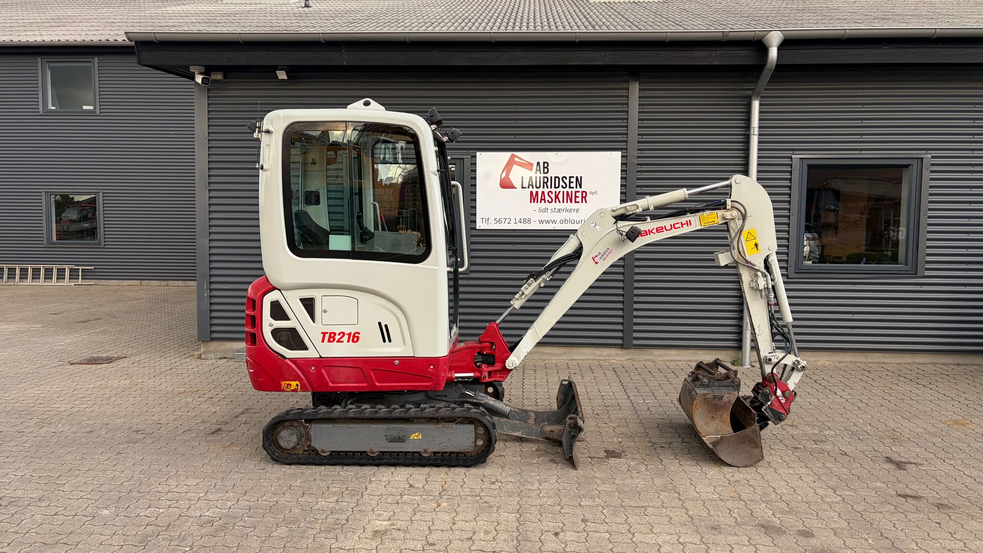 Takeuchi TB216 m/2 graveskovle og kipplaner skovl