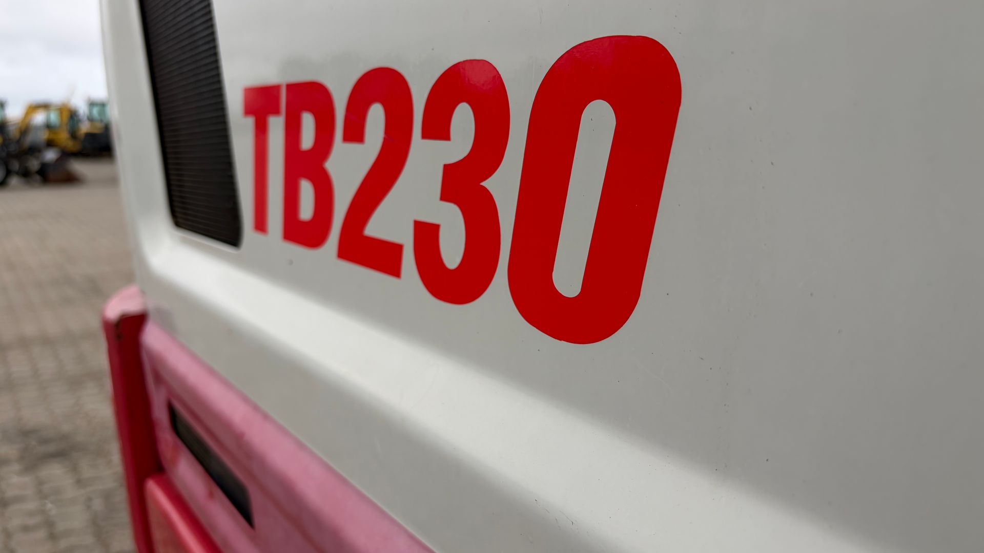 Takeuchi TB230 S40 skifte