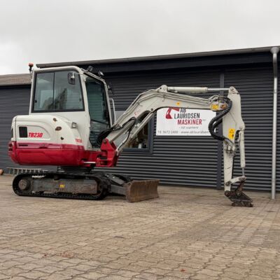 Takeuchi TB230 S40 skifte