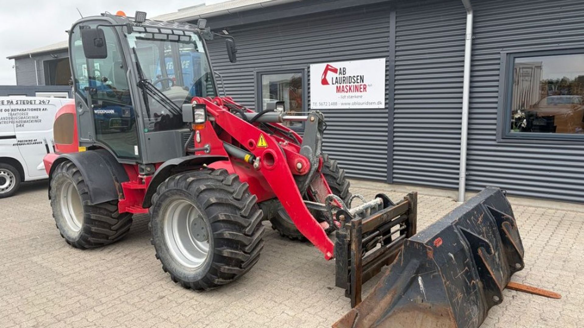 Weidemann 3080 med skovl og gafler